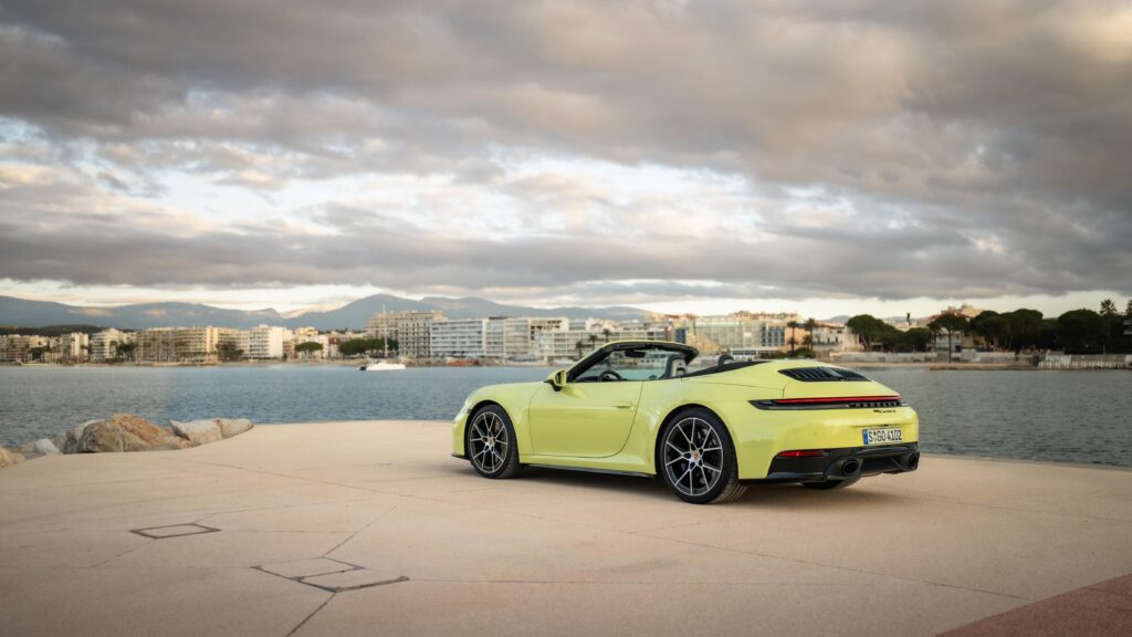 Porsche 911 vs McLaren 750S