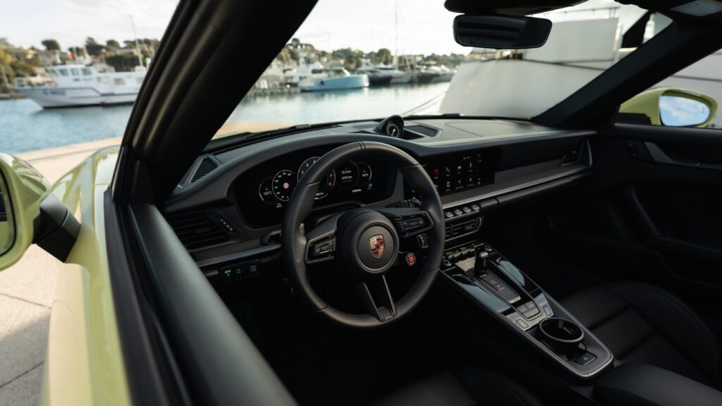Porsche 911 vs McLaren 750S