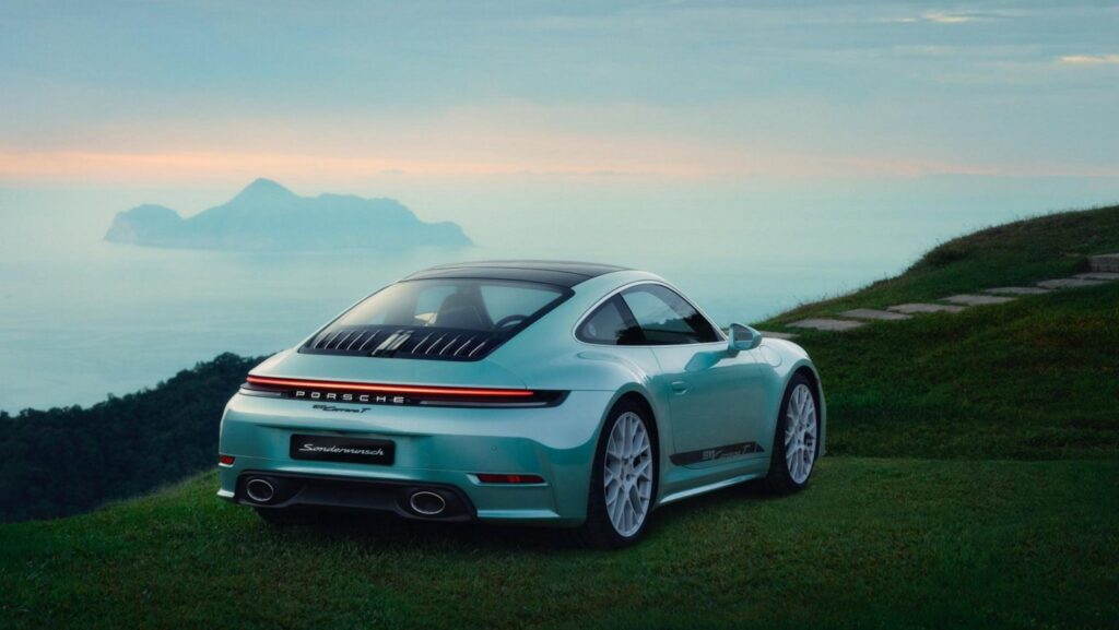Porsche 911 vs McLaren 750S