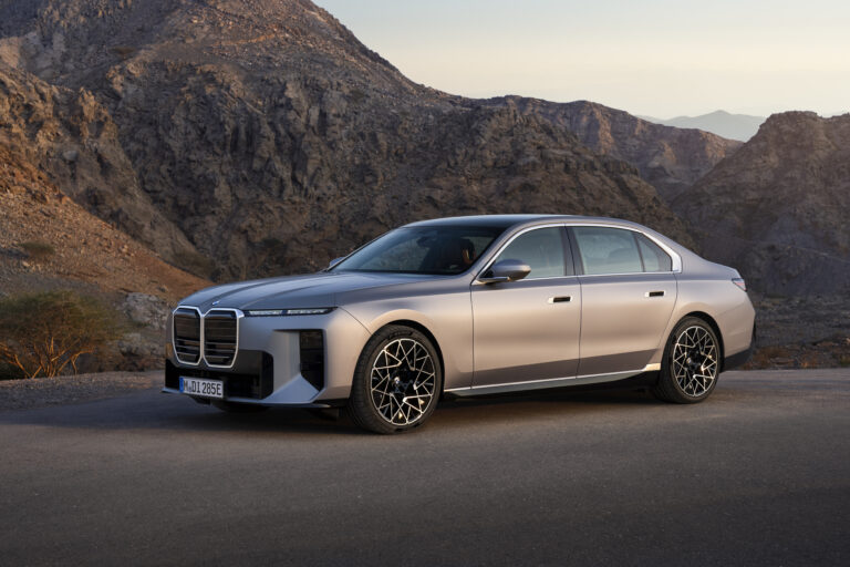 2027 BMW 7 Series luxury sedan with Panoramic iDrive and illuminated kidney grille