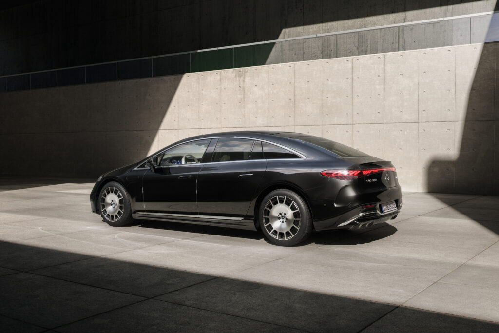 der neue eqs: weiter denken, weiter fahren the new mercedes benz eqs: smarter than ever. further than ever.