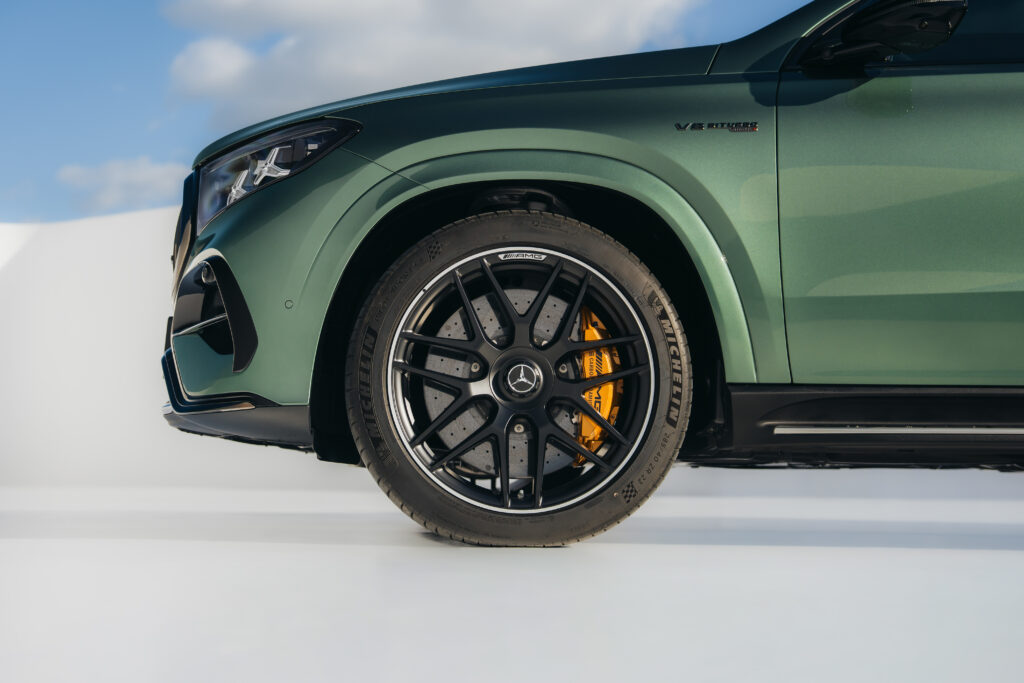v8 power in bestform: der neue mercedes amg gle 63 s 4matic+ und der neue mercedes amg gls 63 4matic+ v8 power at its finest: the new mercedes amg gle 63 s 4matic+ and mercedes‑amg gls 63 4matic+