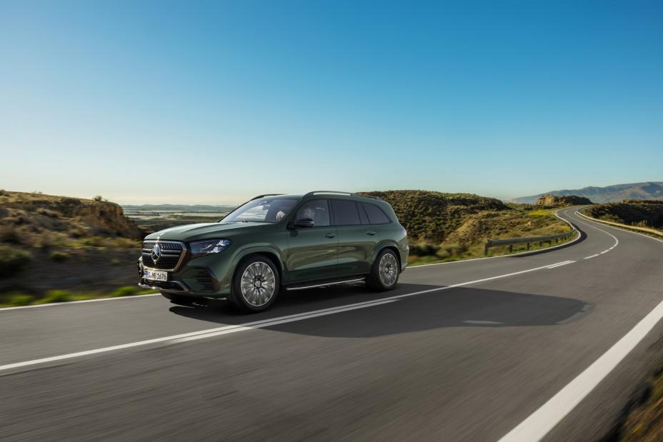 2027 Mercedes-Benz GLS luxury three-row SUV showcasing premium design, advanced technology, and a spacious, elegant cabin