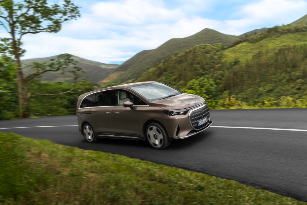 der neue elektrische mercedes benz vle vereint die fahreigenschaften einer limousine mit der variabilität eines mpv the all new electric mercedes benz vle: combining limousine like ride and handling with mpv style versatility
