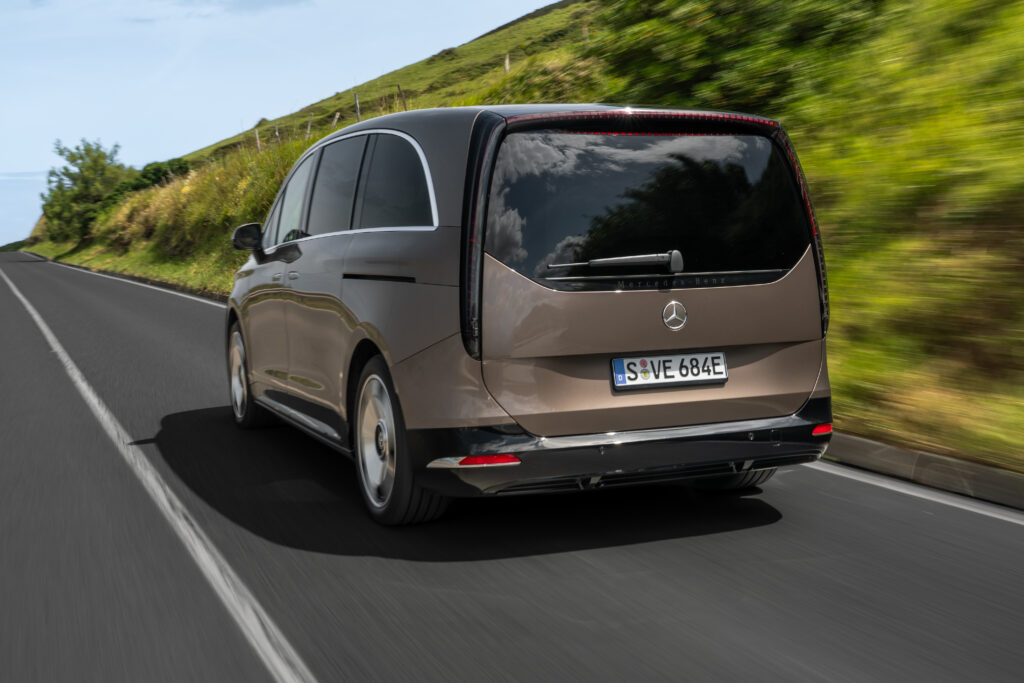 der neue elektrische mercedes benz vle vereint die fahreigenschaften einer limousine mit der variabilität eines mpv the all new electric mercedes benz vle: combining limousine like ride and handling with mpv style versatility