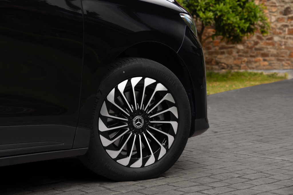 der neue elektrische mercedes benz vle vereint die fahreigenschaften einer limousine mit der variabilität eines mpv the all new electric mercedes benz vle: combining limousine like ride and handling with mpv style versatility