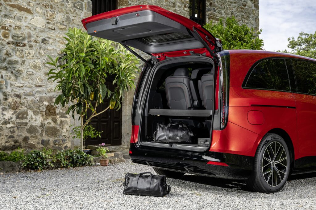 der neue elektrische mercedes benz vle vereint die fahreigenschaften einer limousine mit der variabilität eines mpv the all new electric mercedes benz vle: combining limousine like ride and handling with mpv style versatility