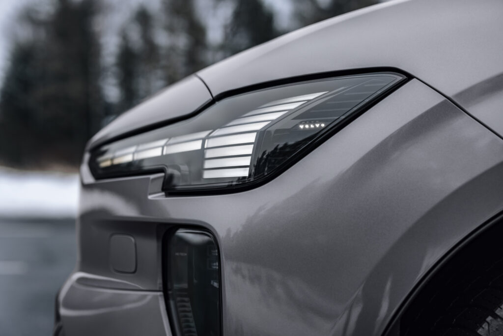 2027 volvo ex60 electric new headlights
